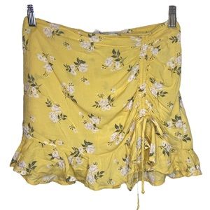 Hollister ✨ yellow & white floral skort sz M